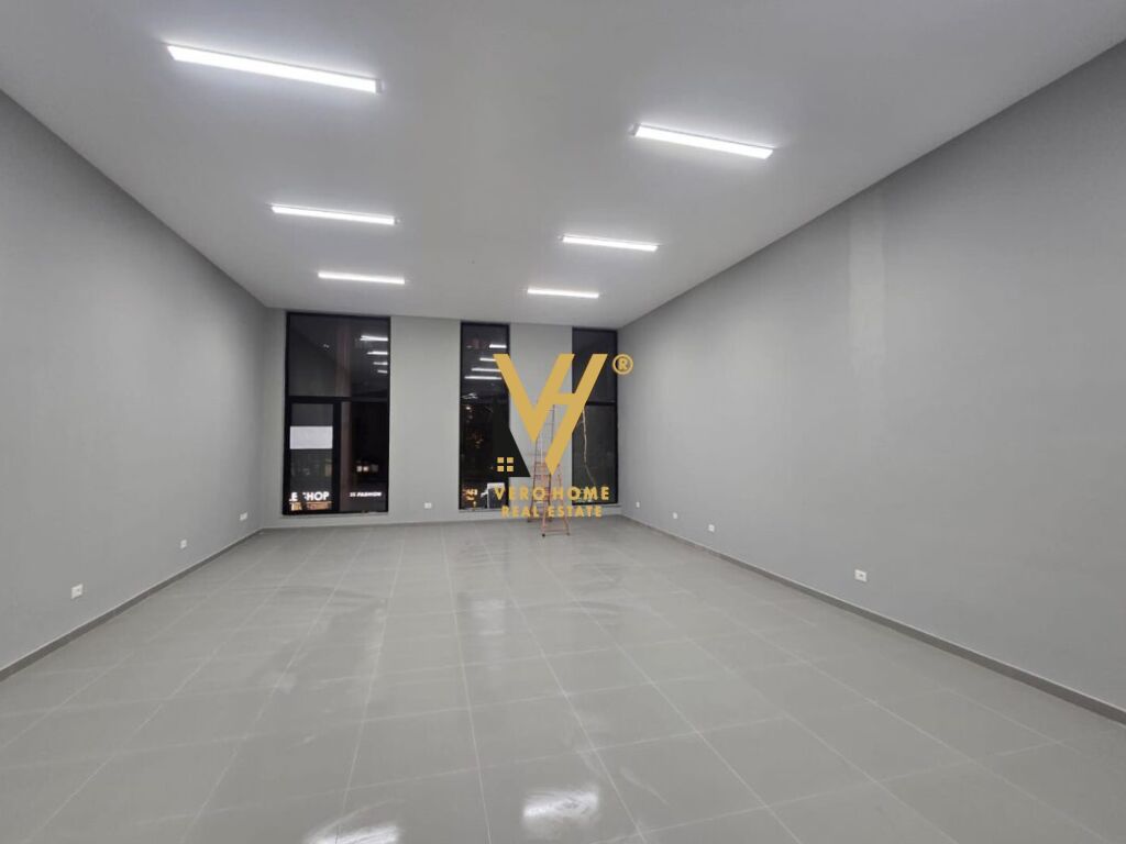 JEPET ZYRE 118 M2 ME QERA TE RRUGA E KAVAJES 1.800 EURO