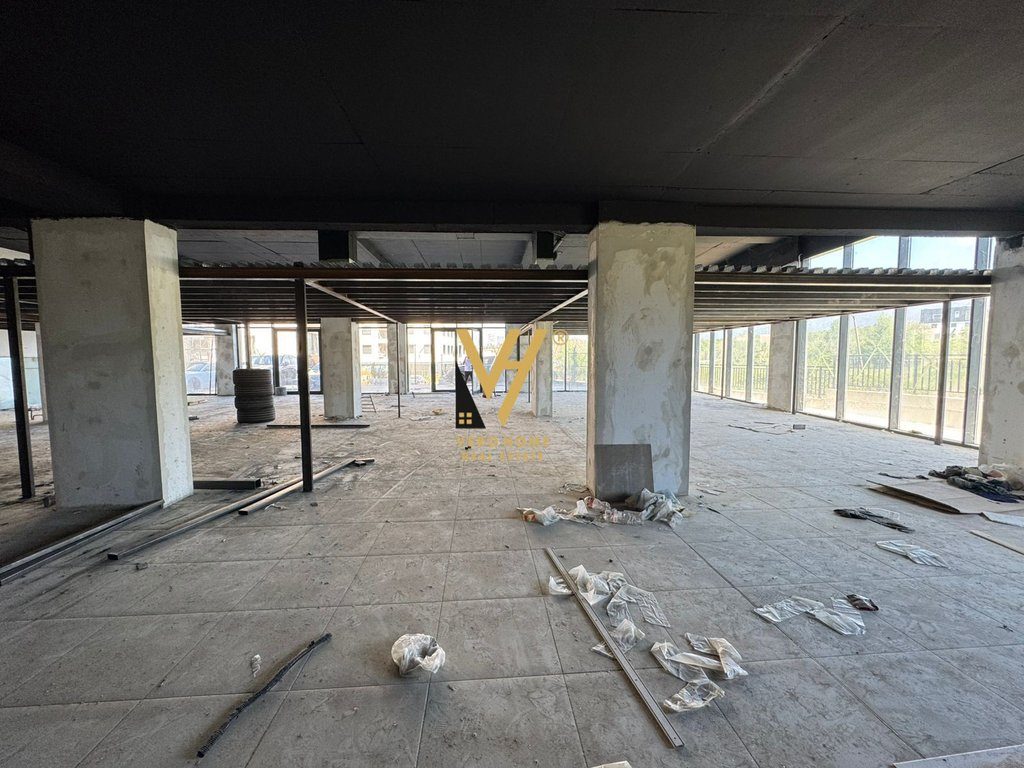 SHITET AMBIENT BIZNESI 820 M2 TE LIQENI I THATE 2.500.000 EURO 2