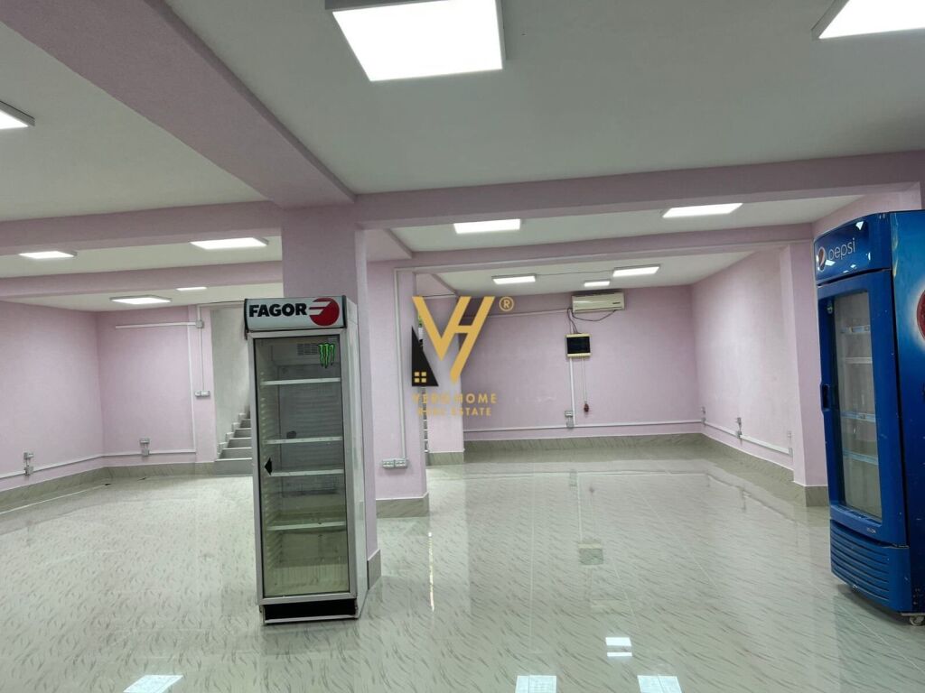 Jepet dyqan me qera te Xhamia e Tabakve 130 m2 3
