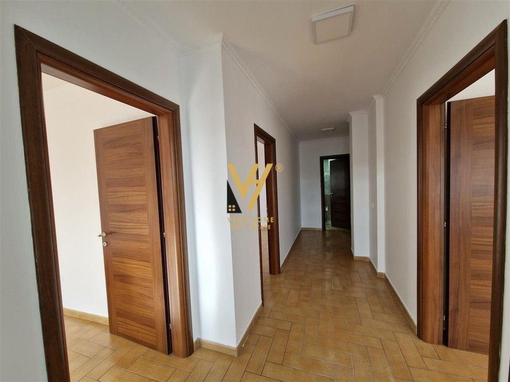 JEPET ZYRE 157 M2 ME QERA NE BLLOK 130.000 LEKE 3