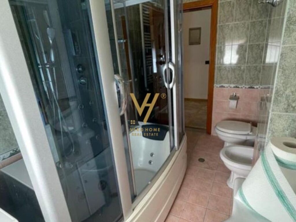 Jepet apartament 2+1 me qera te Blloku 100 m2 2