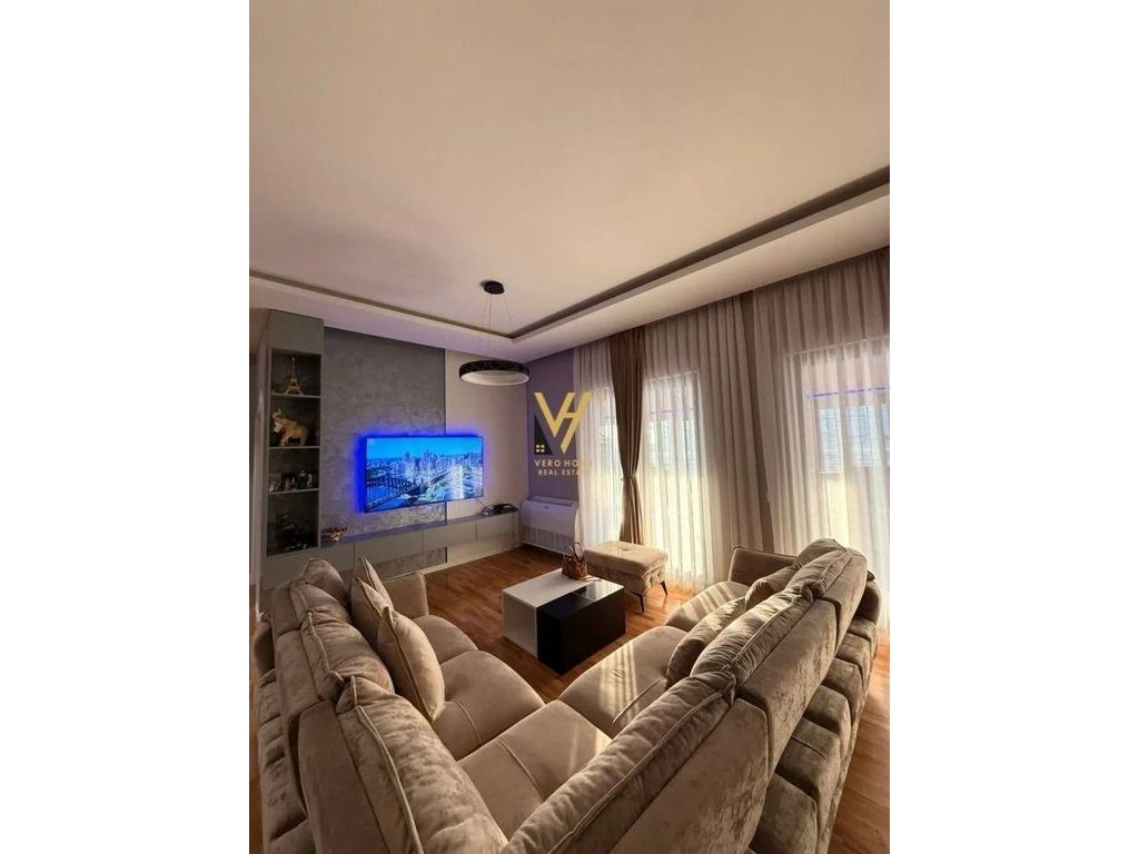 JEPET PENTHOUSE 2+1+2+BLK ME QERA NE QESARAKE, DAJT 1.000 EURO