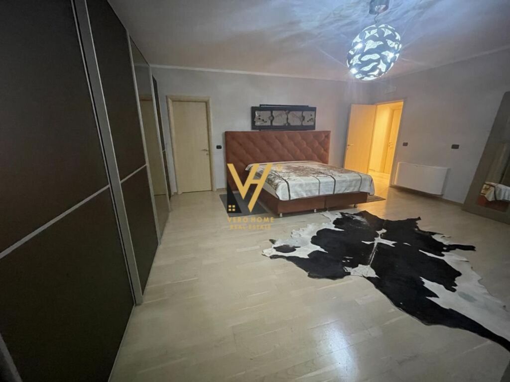 Shitet Apartament 3+1+2 te Ish Ekspozita Sot 212 m2 4