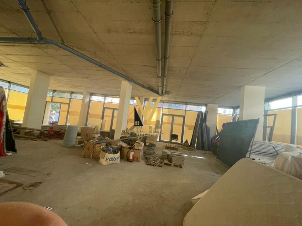 Shitet Dyqan te Rruga e Elbasanit 376 m2 4