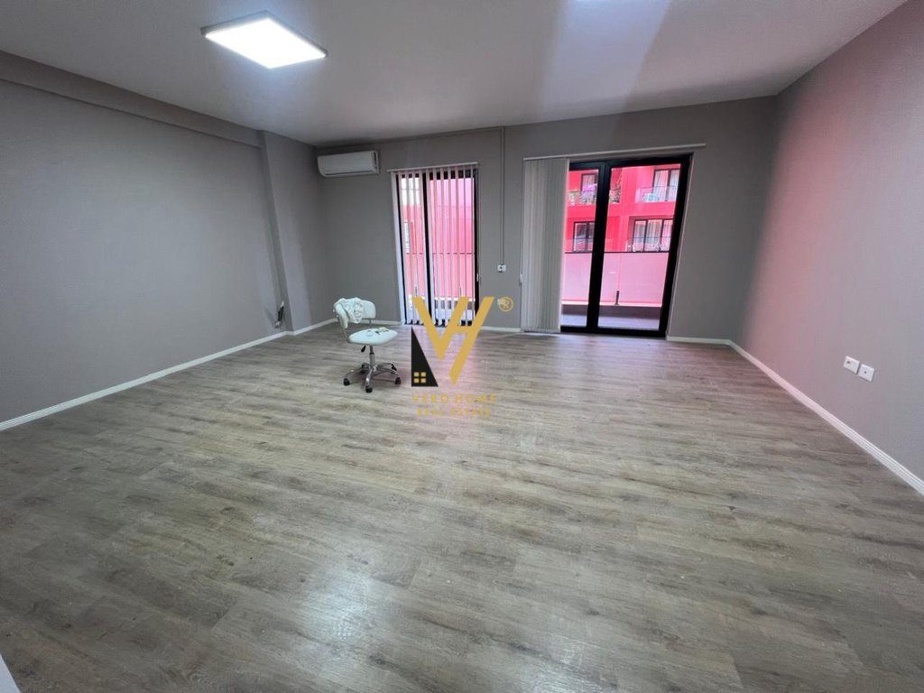 JEPET ZYRE 133 M2 ME QIRA TE FARMACIA 10, RRUGA E DIBRES 920 EURO