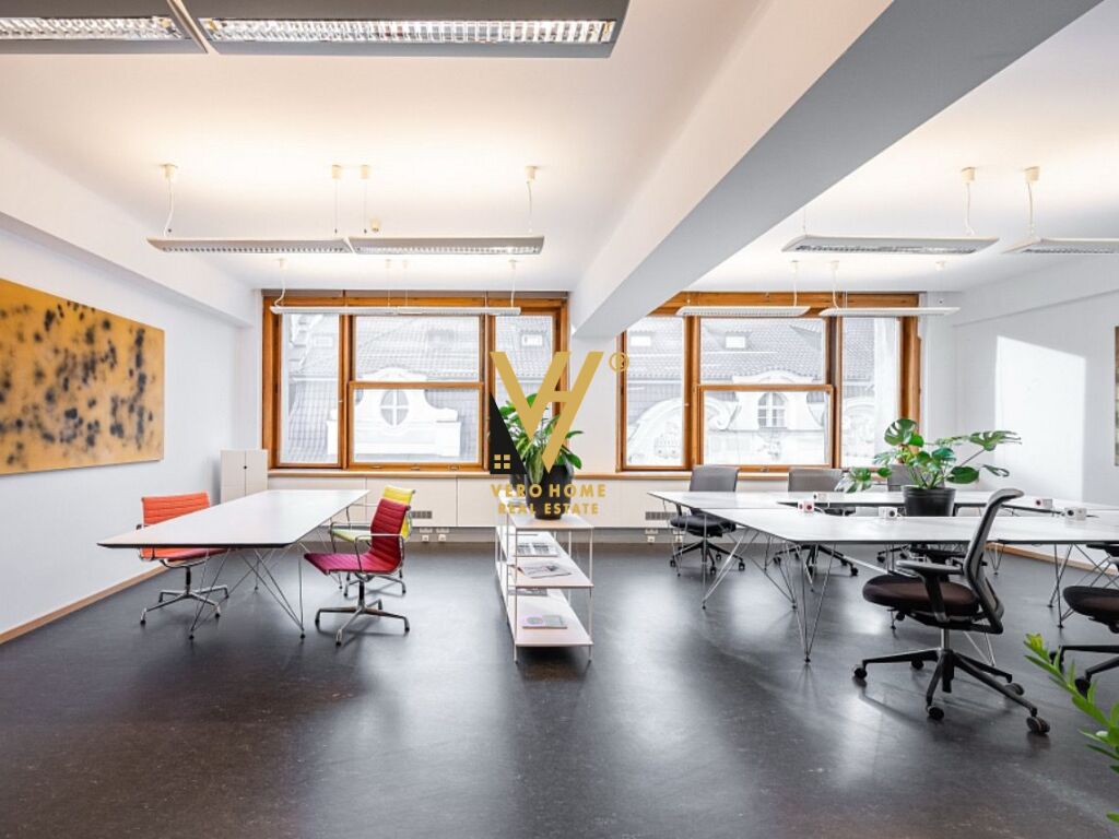 JEPET ZYRE 370 M2 ME QERA TE KOMUNA E PARISIT 4.000 EURO