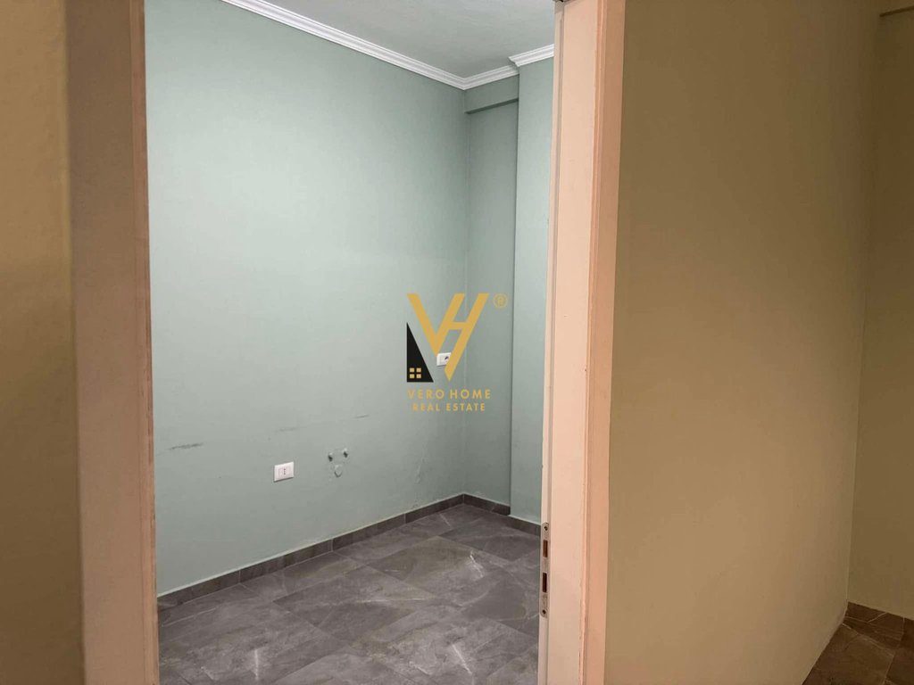 JEPET ZYRE 70 M2 ME QERA TEK ARLIS,FARMACIA 10 – 50.000 LEKE 2