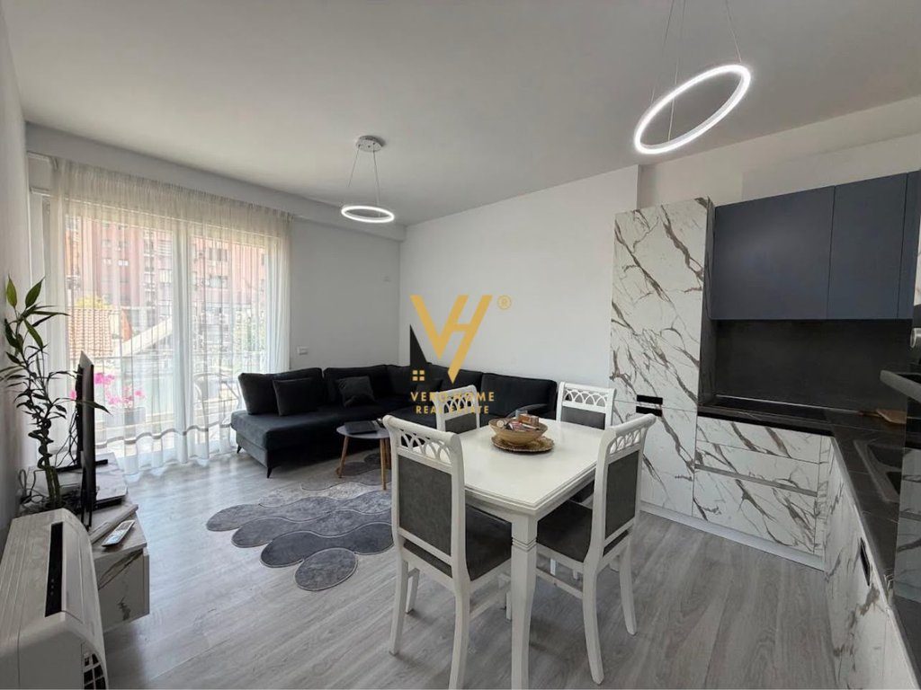 JEPET APARTAMENT 1+1+BLK ME QERA TE RRUGA E BARRIKADAVE 75.000 LEKE