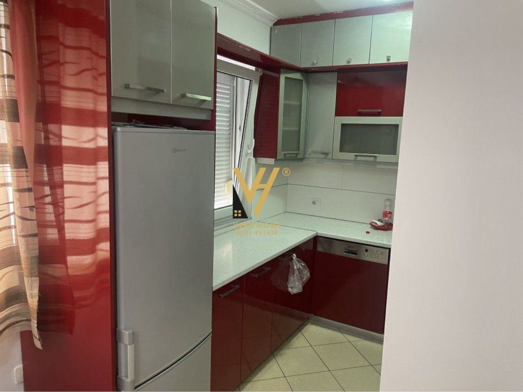 JEPET APARTAMENT 2+1 ME QERA TE RRUGA E DIBRES 45.000 LEKE 3