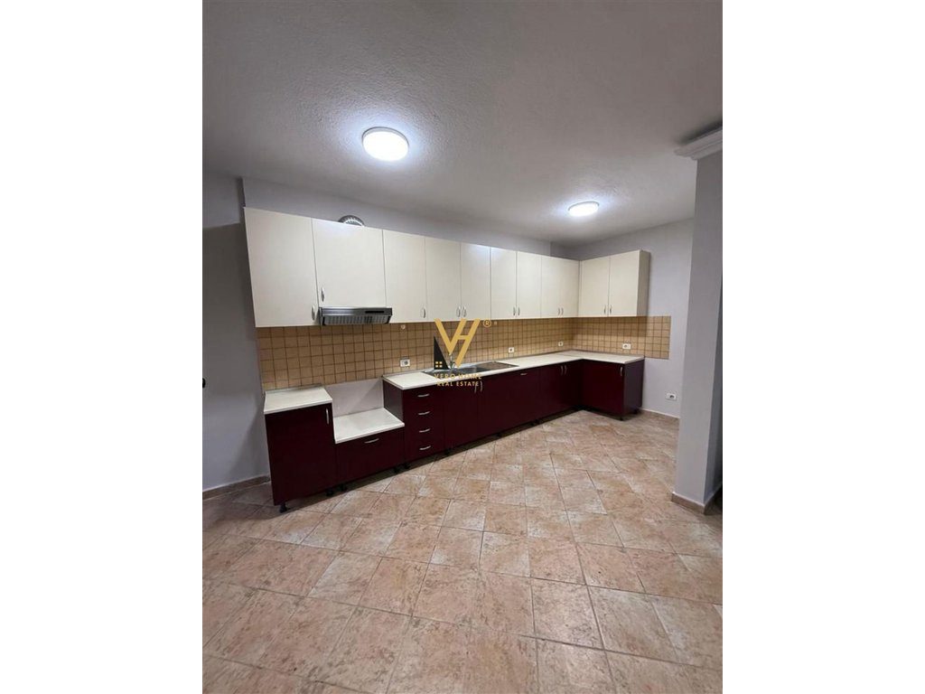 JEPET ZYRE 165 M2 ME QERA TE KOMUNA E PARISIT 1.200 EURO 2