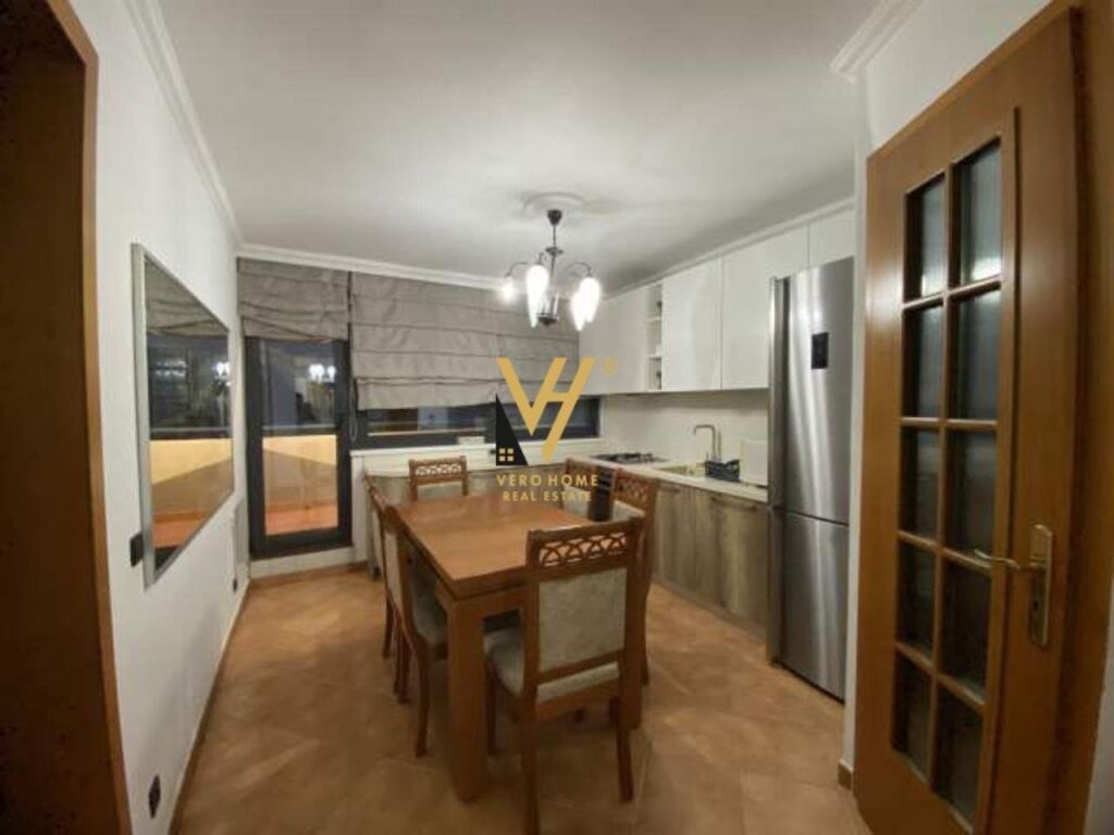 Jepet Apartament 3+1+ballkon me qera te Rruga Frosina Plaku 140 m2