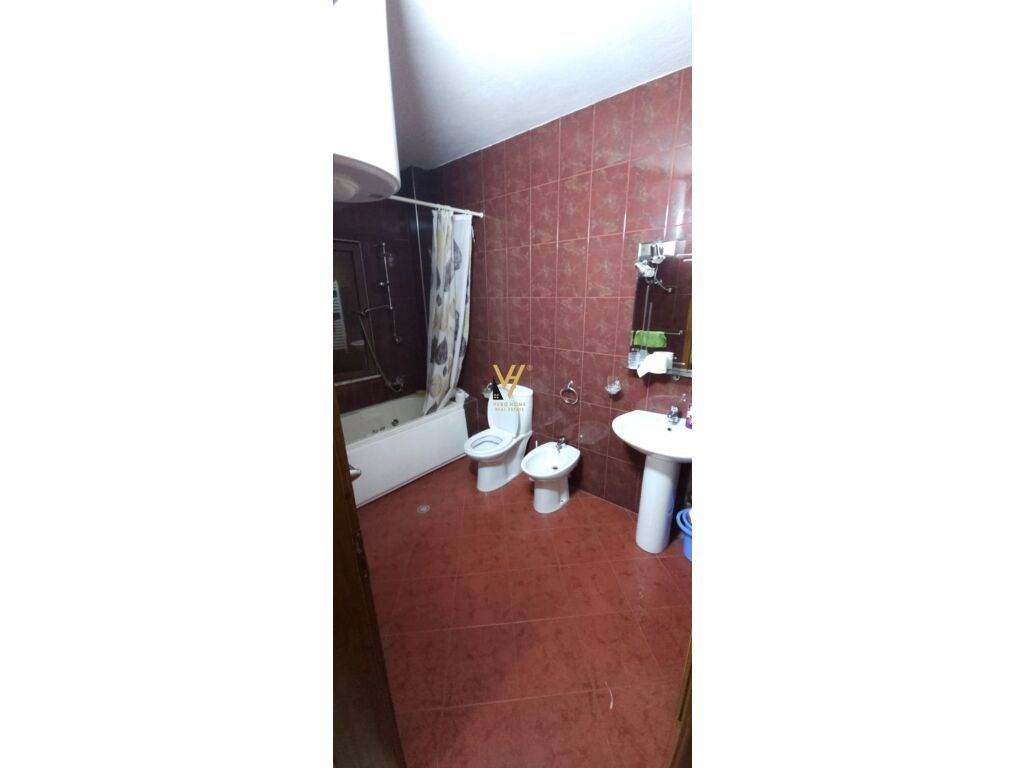 Jepet Apartament 4+1 me qera tek Medreseja 150 m2 3