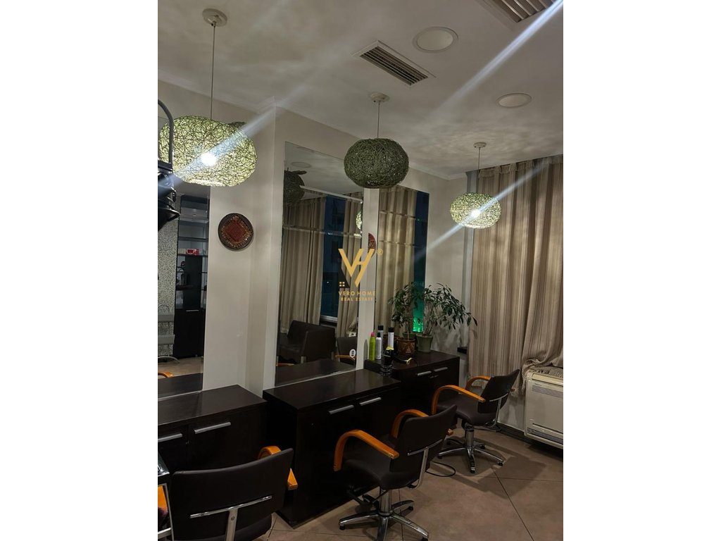 JEPET AMBIENT PARUKERIE 40 M2 ME QERA TE RRUGA E ELBASANIT 400 EURO