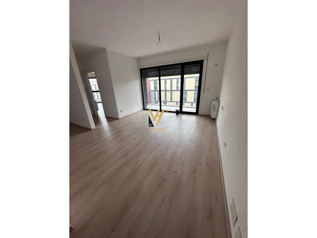 JEPET ZYRE 89 M2 ME QERA TE STACIONI I TRENIT 77.000 LEKE