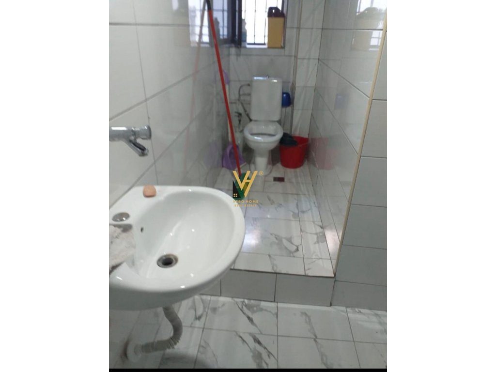 JEPET MAGAZINE 60 M2 ME QERA TE RRUGA E DIBRES 40.000 LEKE 3