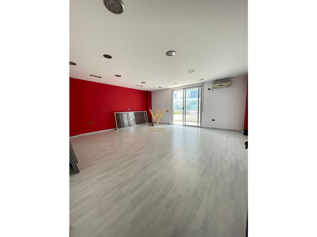 Jepet ambjent biznesi me qera perball Casa Italia 151 m2 3