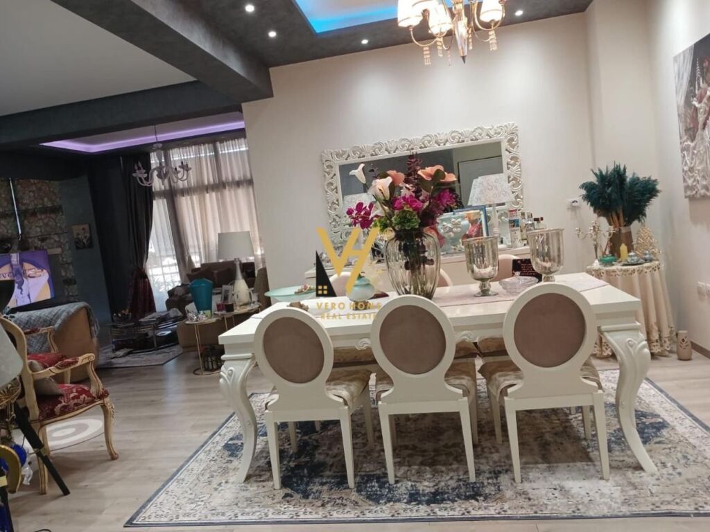 Shitet Apartament 2+1+2+ballkon te Ish Parku i Autobusave 140 m2 2