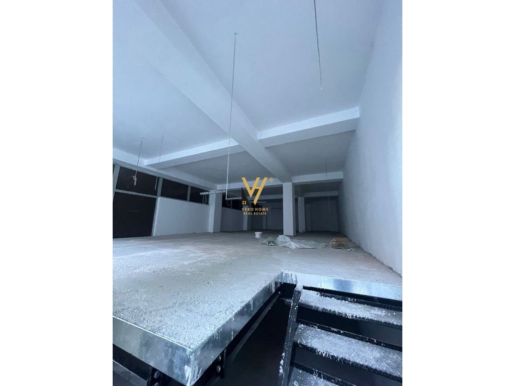 JEPET AMBIENT BIZNESI 240 M2 ME QIRA TE STACIONI I TRENIT 1.500 EURO 3