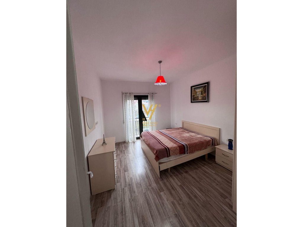 JEPET APARTAMENT 1+1+BLK ME QERA TE UNAZA E RE 450 EURO 4