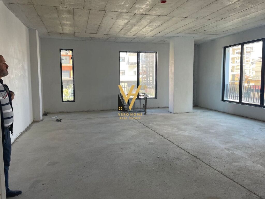 Jepet zyre me qera te Rruga Kongresi i Manastirit 104 m2 1