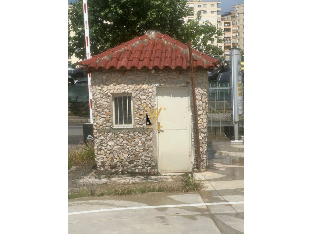 JEPET BAR KAFE PARKING 1.200M2 ME QERA NE YZBERISHT 1.500 EURO 2