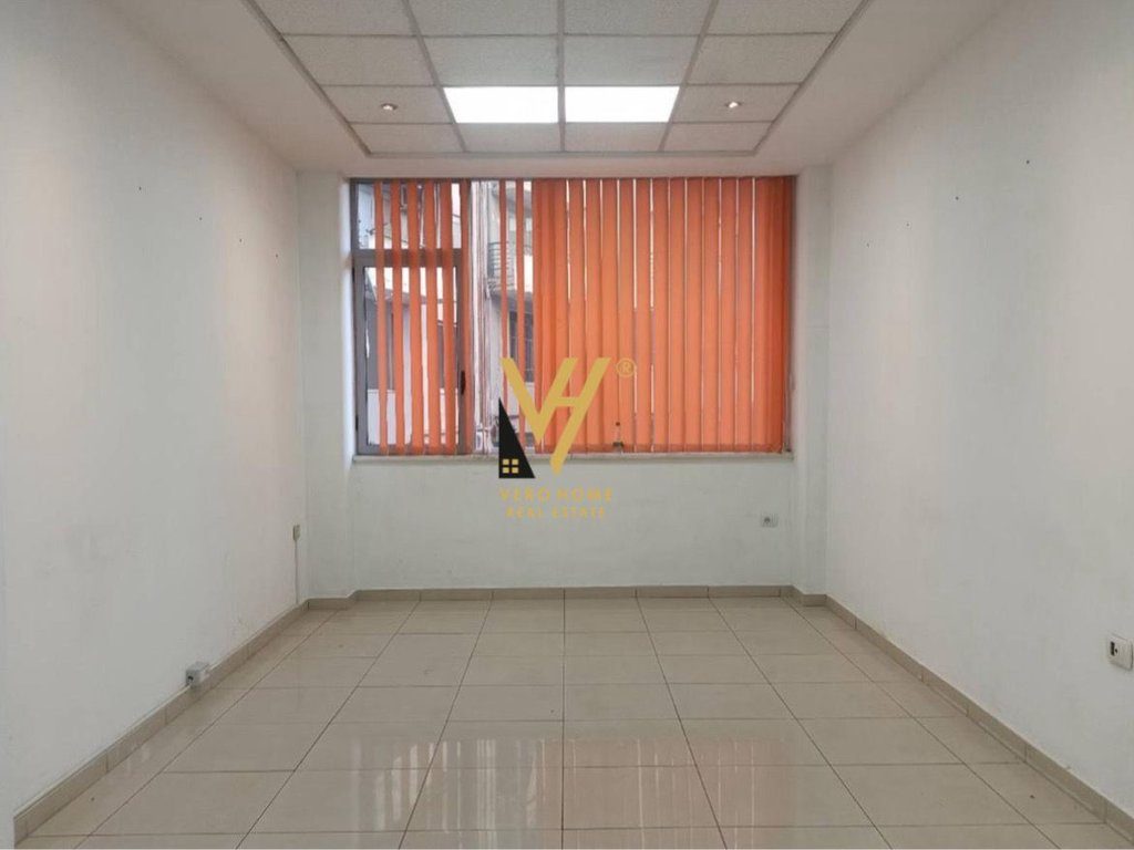 JEPET AMBIENT 30 M2 ME QIRA TE RRUGA E DIBRES 30.000 LEKE 1