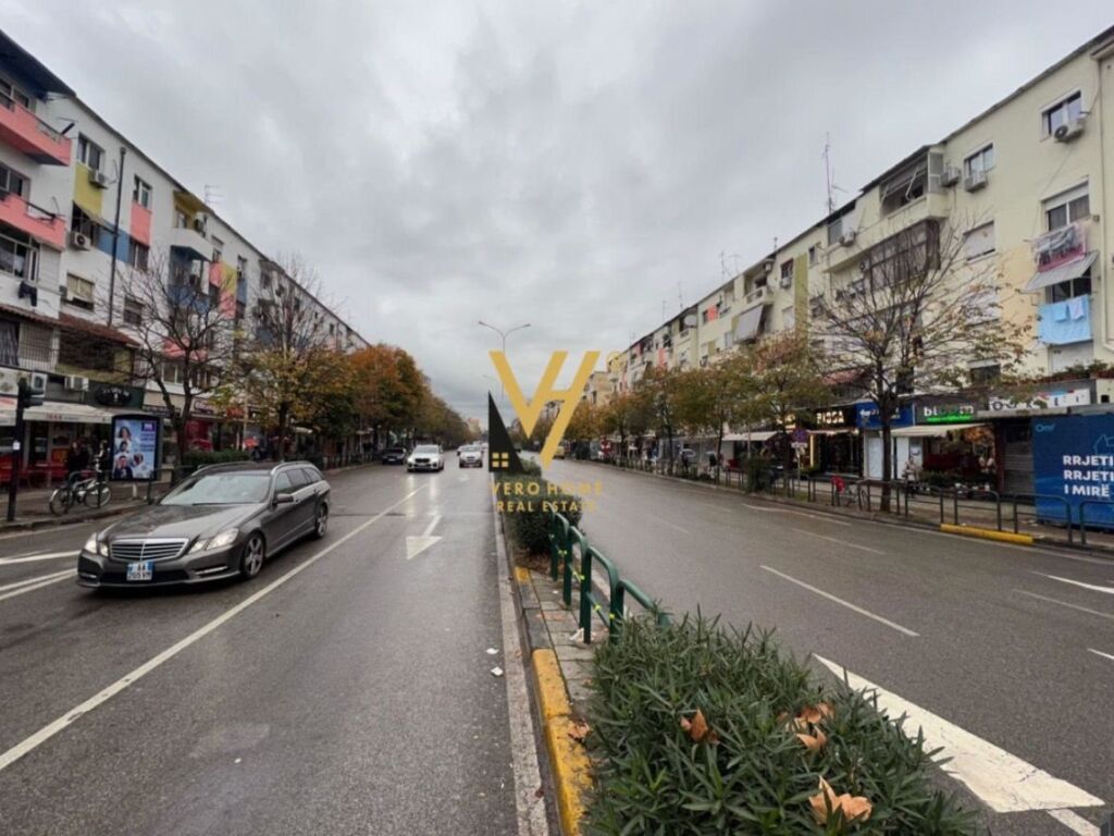 Jepet Dyqan me qera buze rruges 21 Dhjetori 35 m2