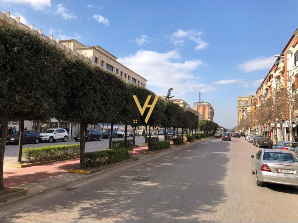 Shitet Dyqan te Bulevardi Zogu i Pare 60 m2