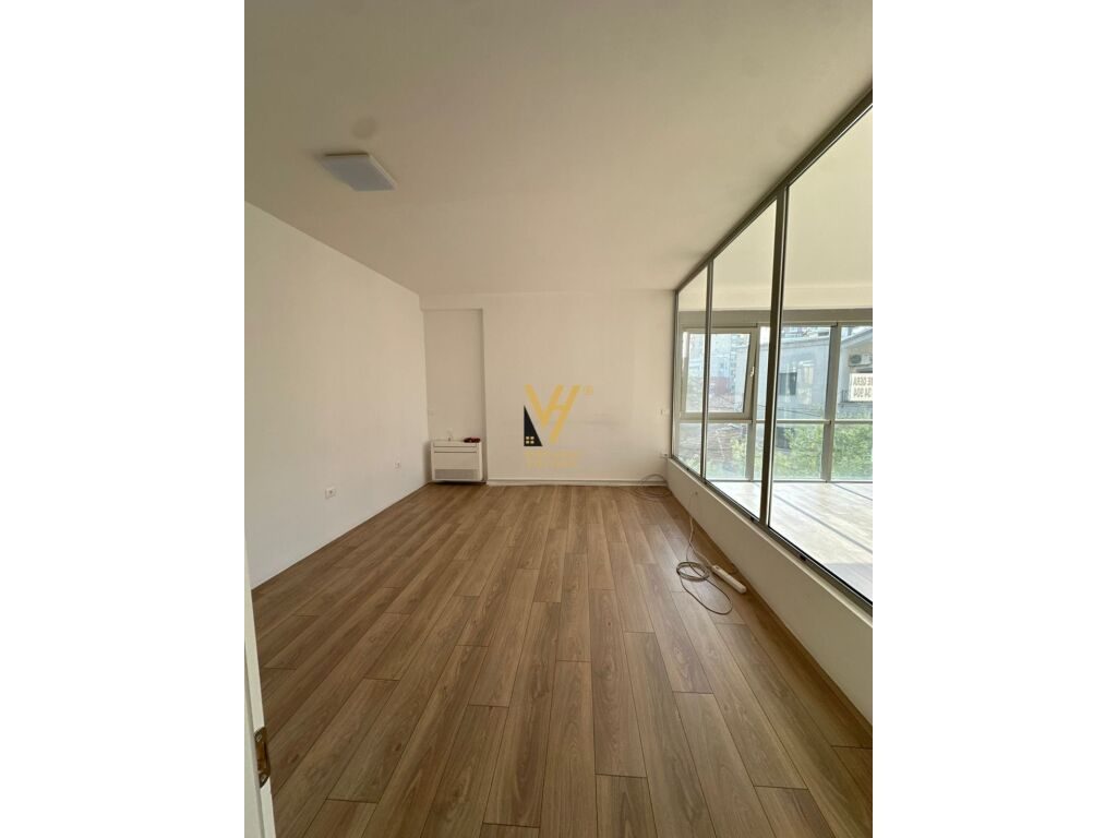 Jepet Ambient Komercial me qera te Rruga e Kavajes 150 m2