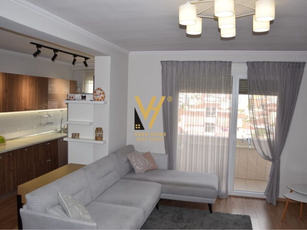 Jepet Apartament 3+1+2+ballkon me qera te Pazari i Ri 130 m2 4