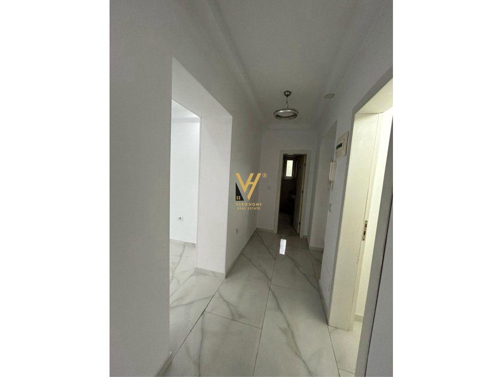 JEPET ZYRE 65M2 ME QERA TE RRUGA E DIBRES 900 EURO 3