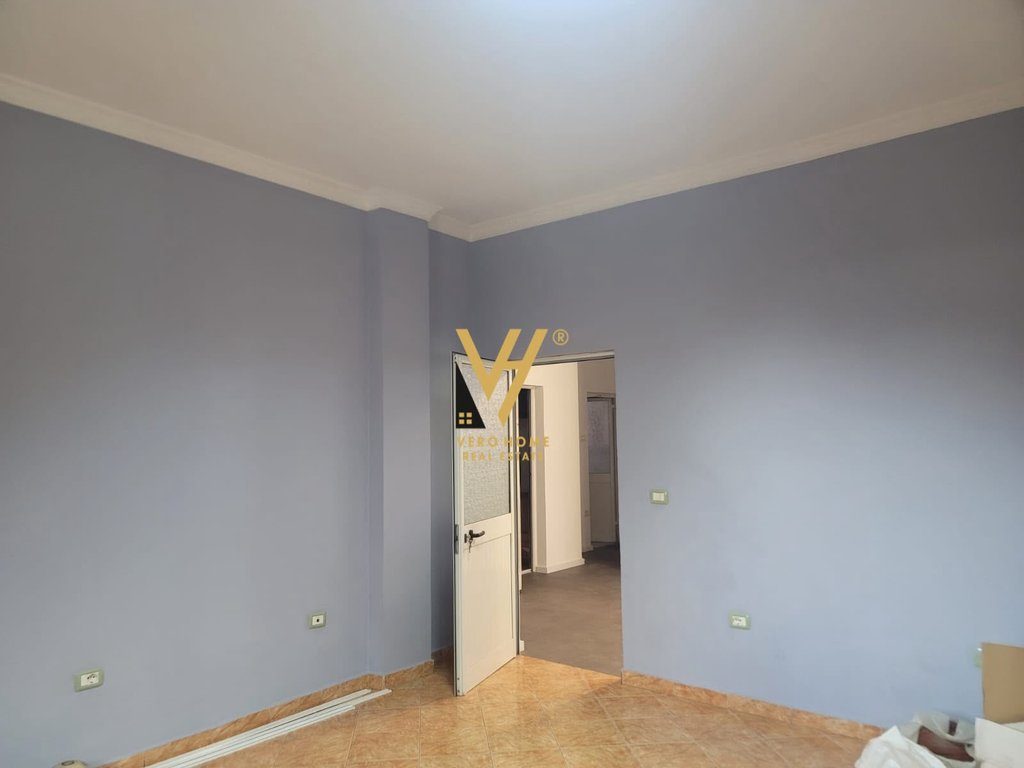 JEPET ZYRE 220 M2 ME QIRA TE RRUGA DRITAN HOXHA 150.000 LEKE 2
