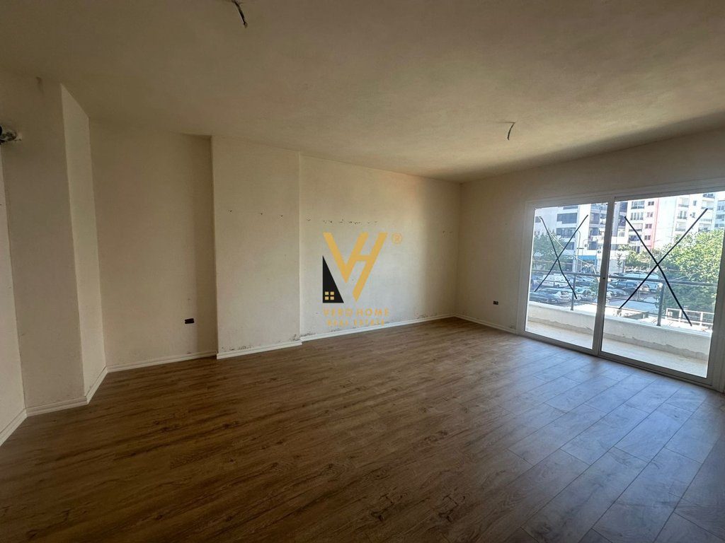 JEPET AMBIENT BIZNESI 260 M2 ME QERA NE YZBERISHT 1.500 EURO 4