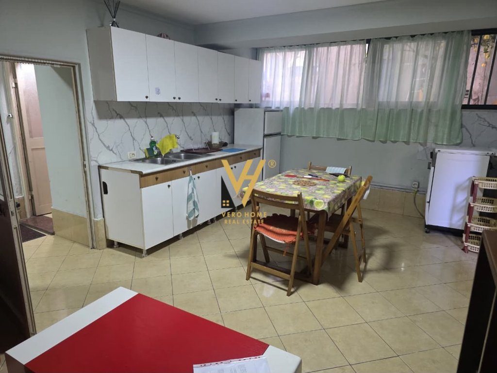 JEPET APARTAMENT 1+1 ME QERA TE MYSLYM SHYRI 45.000 LEKE 3
