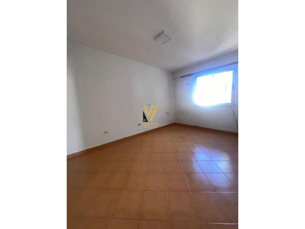Shitet Apartament 2+1+ballkon te Komuna e Parisit 94 m2 2