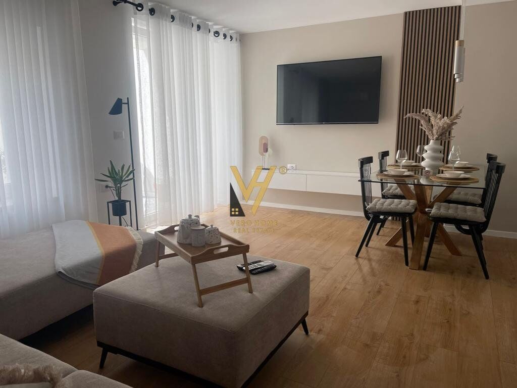Shitet apartament 1+1 te Rruga e Barrikadave 80 m2
