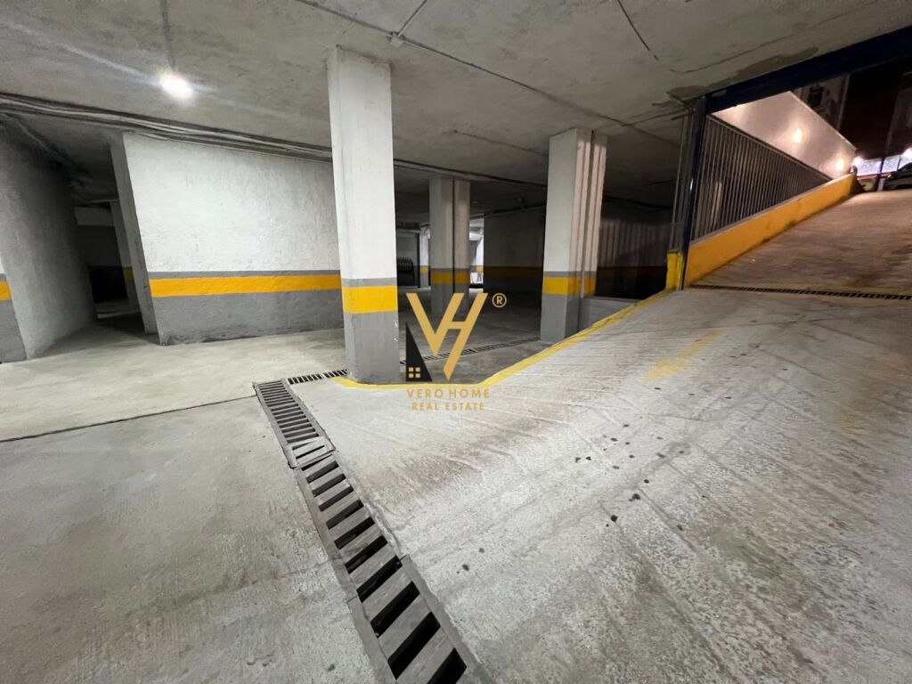 Shitet ambjent komercial te Kristal Center 1200 m2