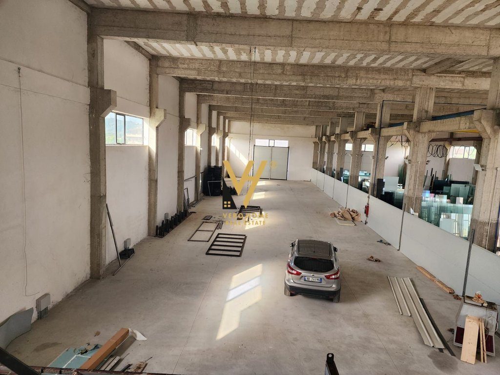 JEPET KAPANON 1.800 M2 ME QERA NE FUSHE KRUJE 1.800 EURO