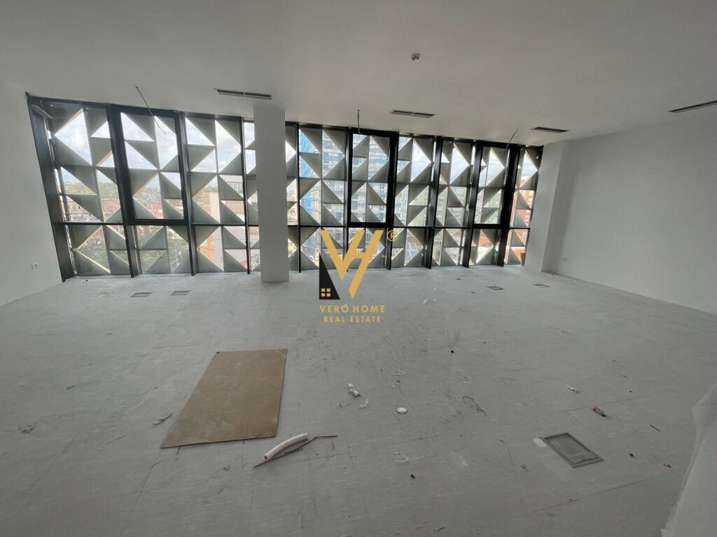 Shitet ambjent komercial ne Bllok, Rainbow Center 97 m2