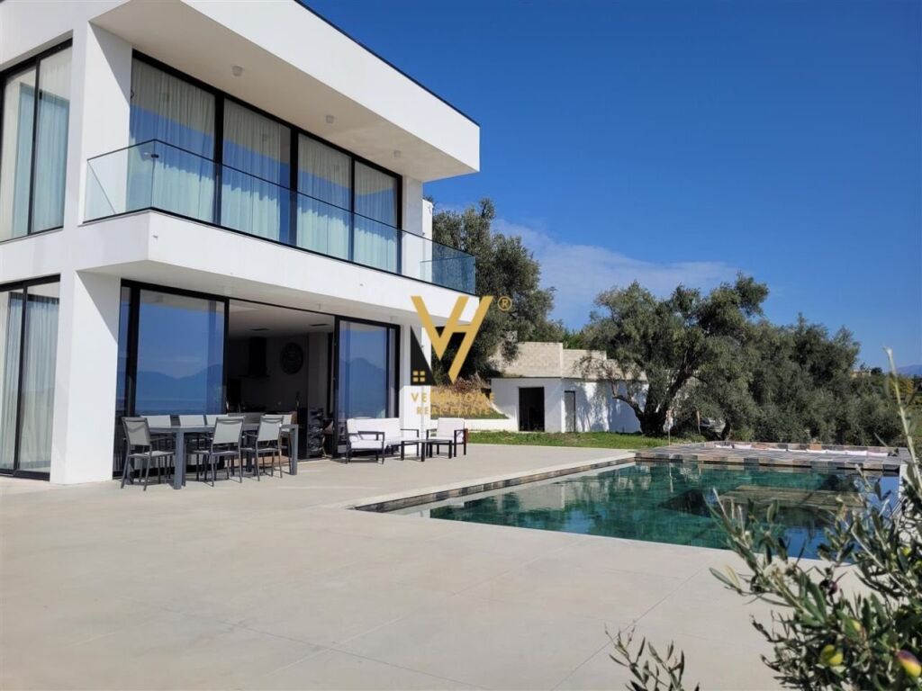 Shitet Vile Luksoze dy kateshe pran City Park 250 m2 2