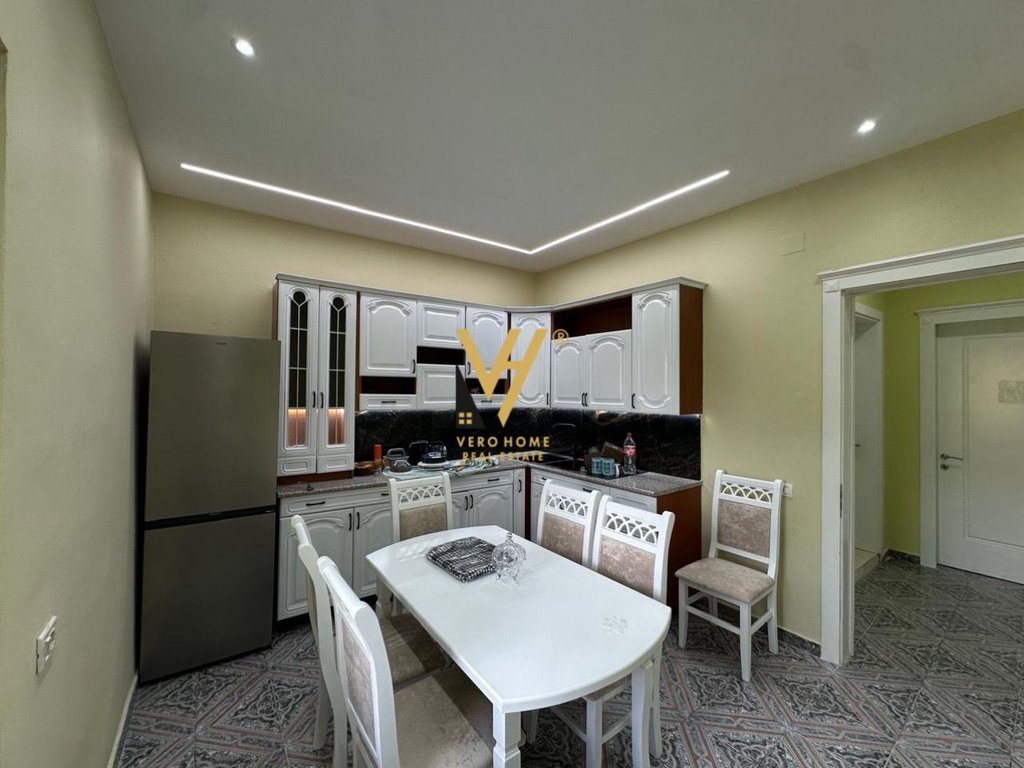 JEPET APARTAMENT 3+1+BLK ME QERA TE SHESHI SHQIPONJA 800 EURO 3