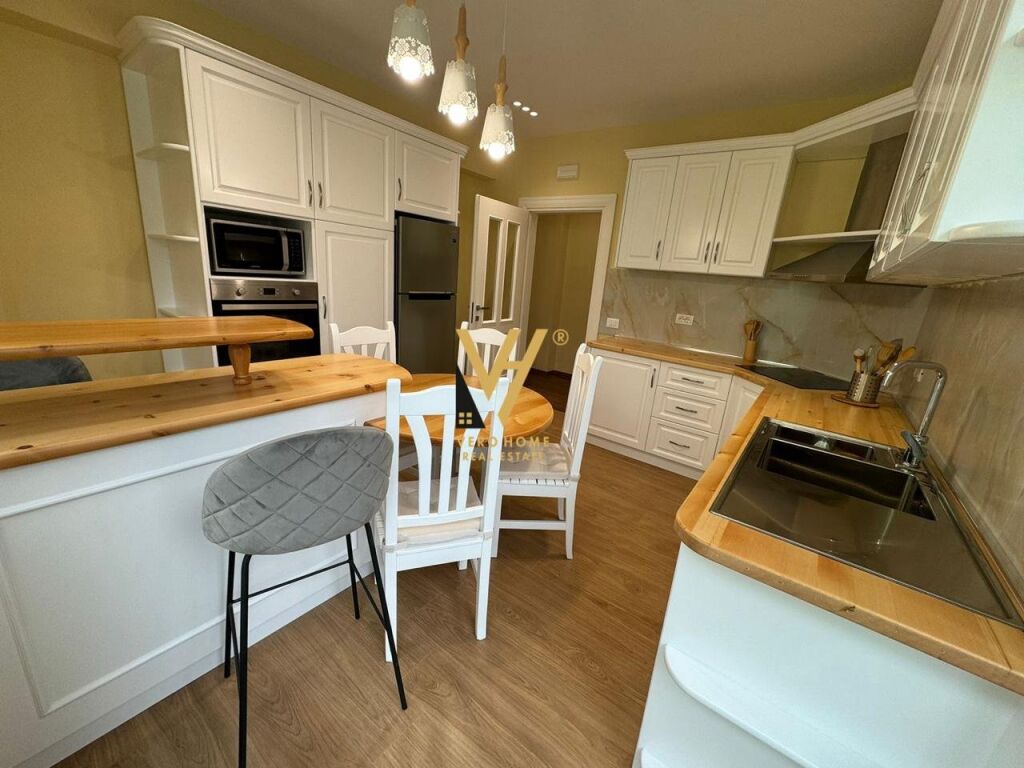Jepet Apartament 2+1+2+ballkon me qera te Blloku 145 m2 4