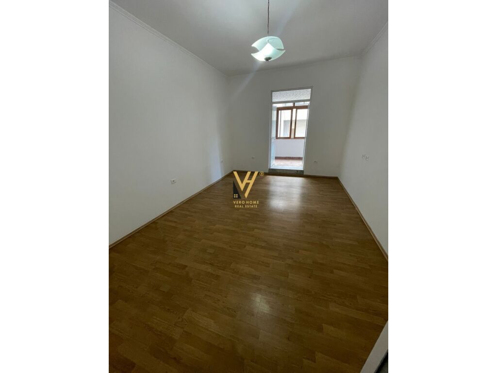 Jepet zyre me qera te Blloku 90 m2
