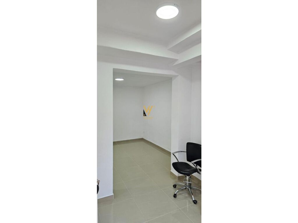Jepet Dyqan me qera te Qyteti i Studenti 30 m2 4