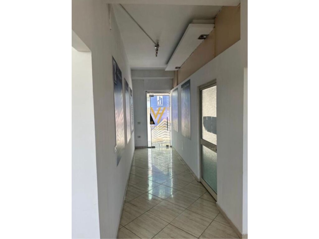 Jepet Ambient Biznesi me qera te Rruga Lord Bajron 50 m2 4
