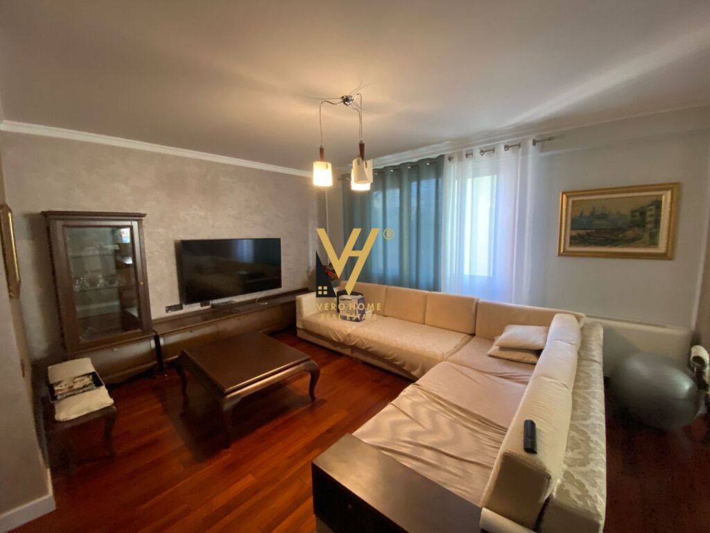 Jepet Apartament 3+1+2+ballkon me qera te Ish Blloku 165 m2