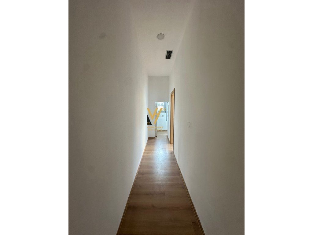 JEPET AMBIENT BIZNESI 65 M2 ME QIRA NE QENDER 110.000 LEKE 3