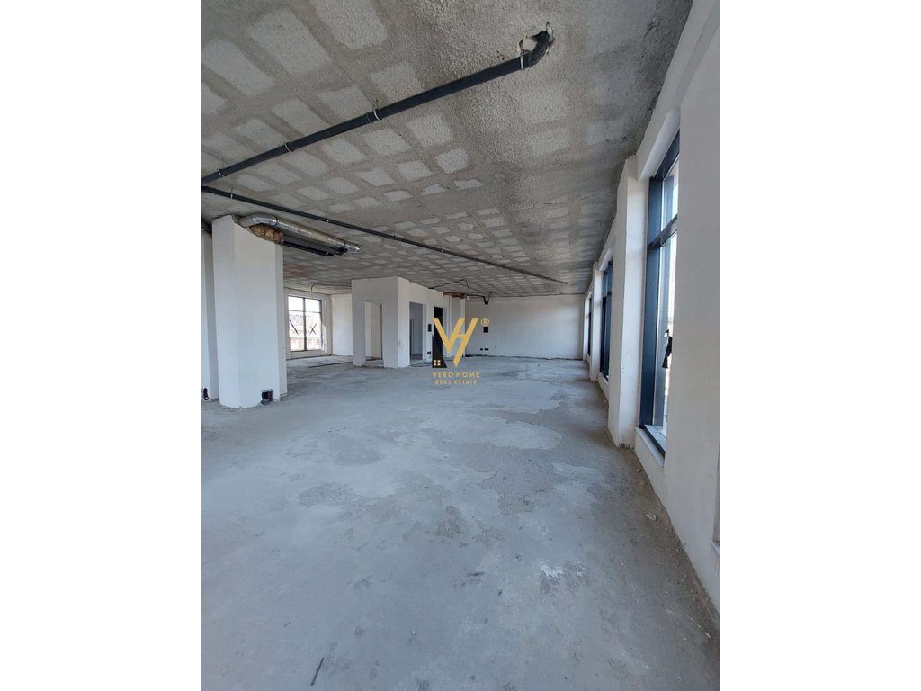 SHITET ZYRE 229 M2 NE PORCELAN 690.000 EURO