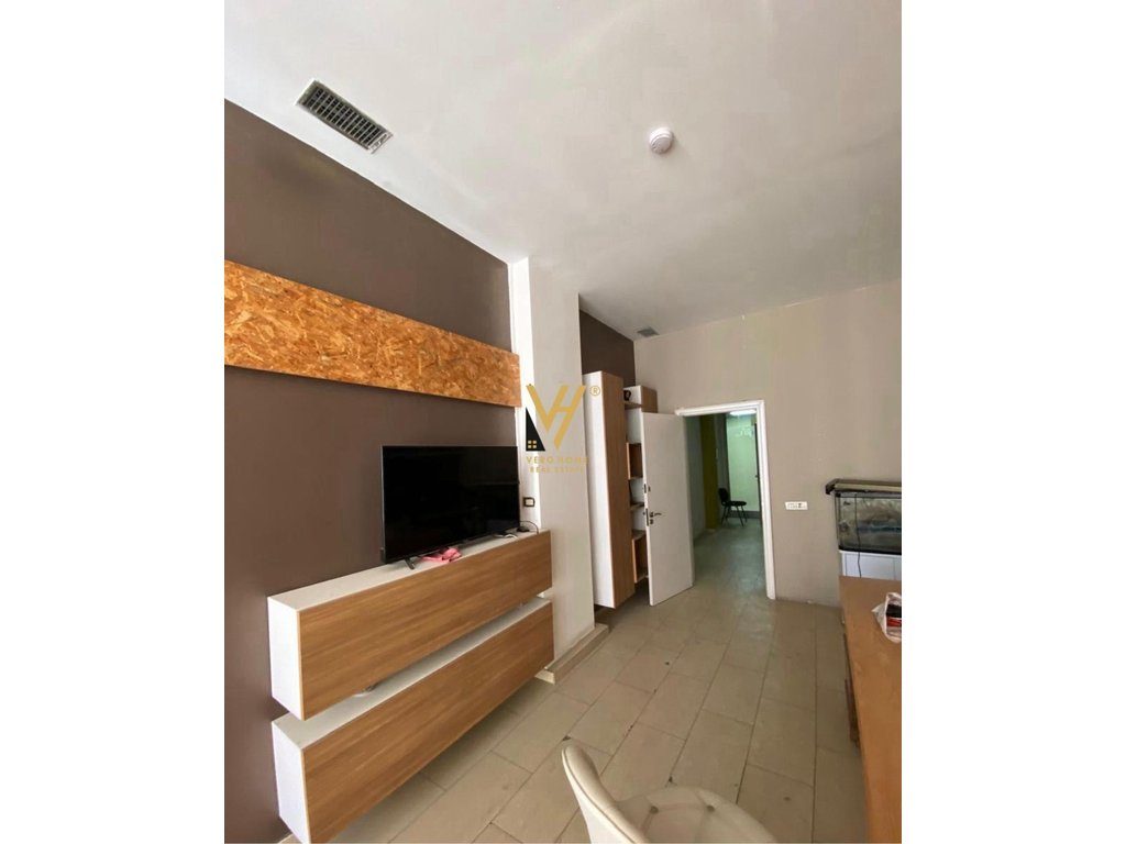 JEPET ZYRE 60 M2 ME QIRA TE RRUGA E KAVAJES 1.200 EURO 3