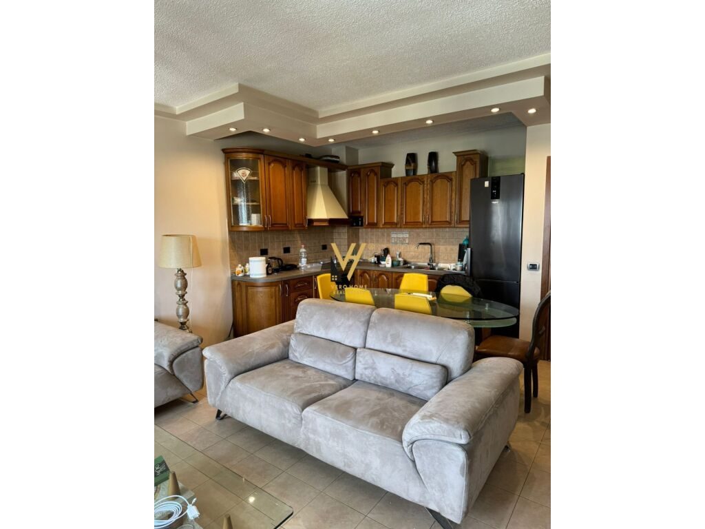 Jepet Apartament 2+1+2+ballkon me qera te Sheshi Skenderbej 120 m2